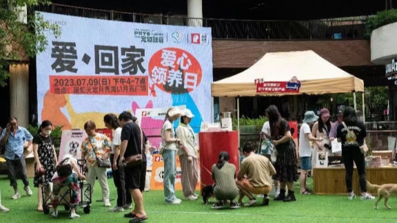 一群人在草地上

中度可信度描述已自动生成