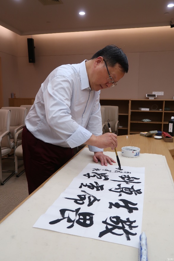 图片包含 人, 室内, 桌子, 食物

描述已自动生成