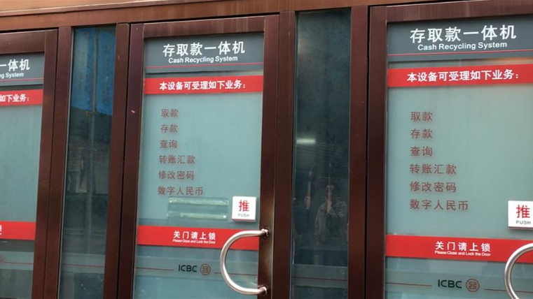 商店的门口前有贴海报

描述已自动生成