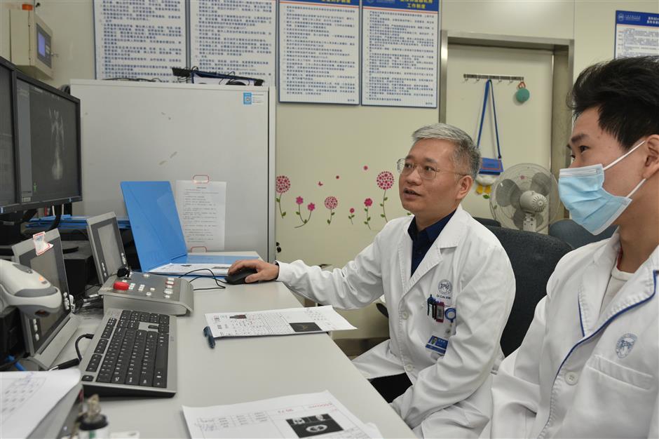 Shanghai doctors battle top killer cancer