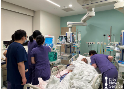 厨房里有一群男人和女人在床上

低可信度描述已自动生成