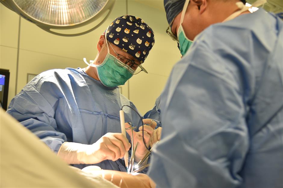 Shanghai doctors battle top killer cancer