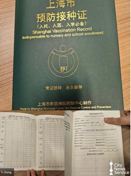桌子上摆放着广告卡片和一些文字

描述已自动生成