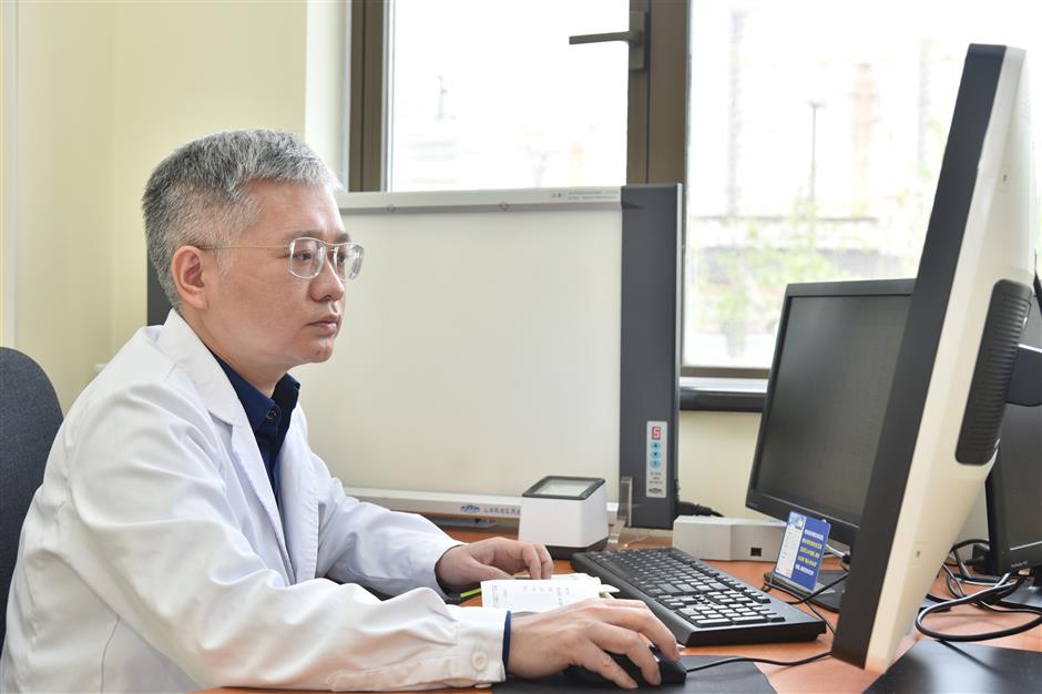 Shanghai doctors battle top killer cancer