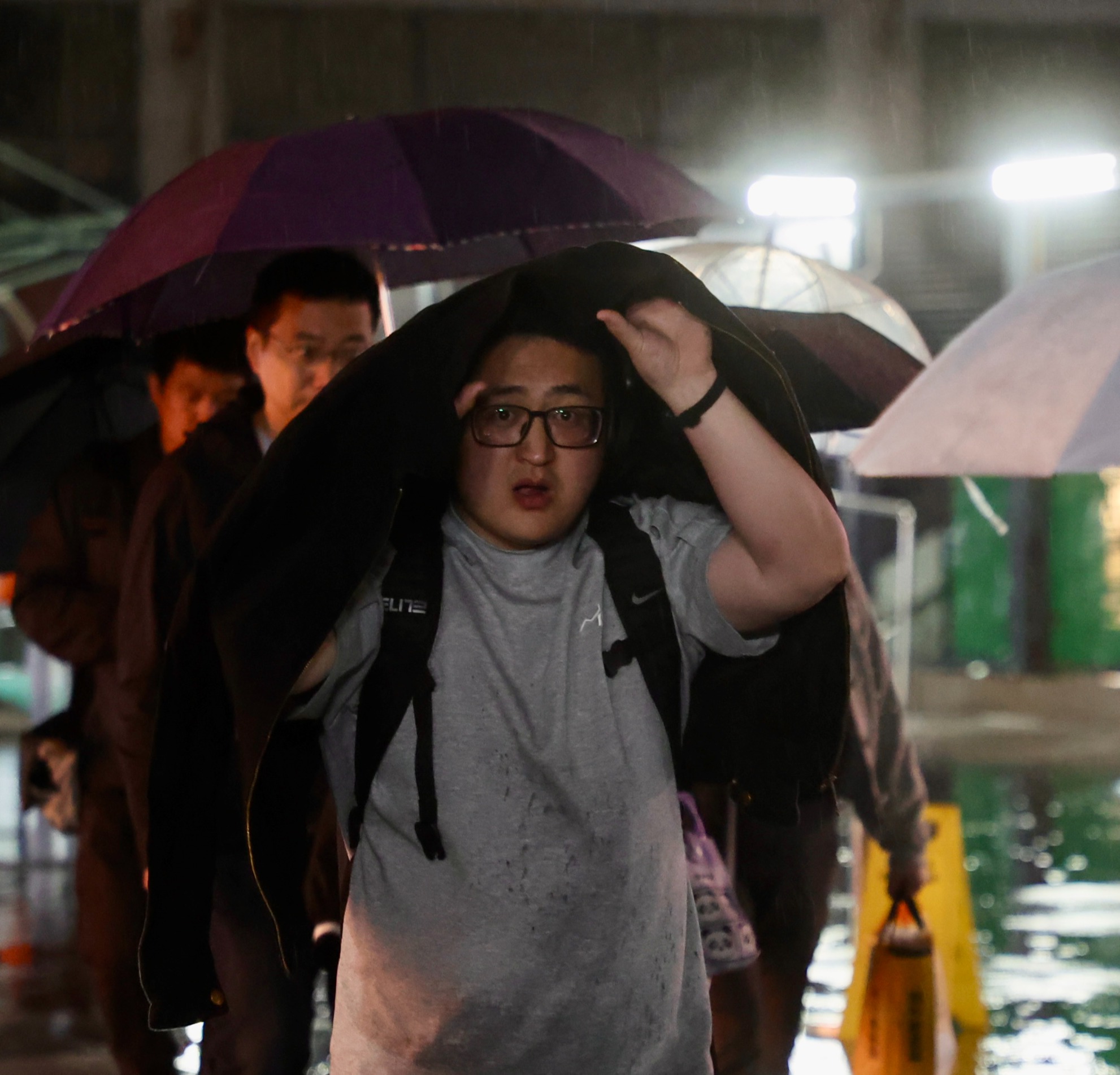 [Quick News] Transportation disruptions hit Shanghai tonight