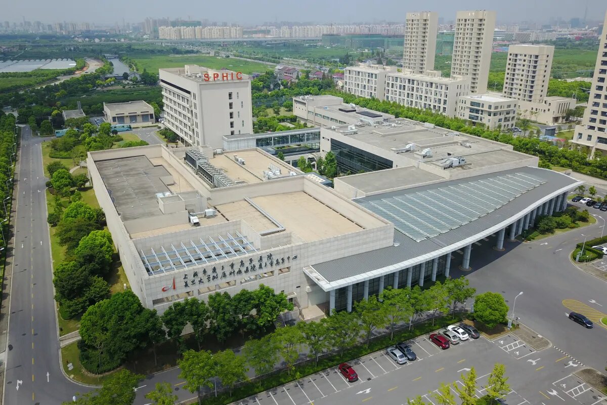 Shanghai Proton and Heavy Ion Center